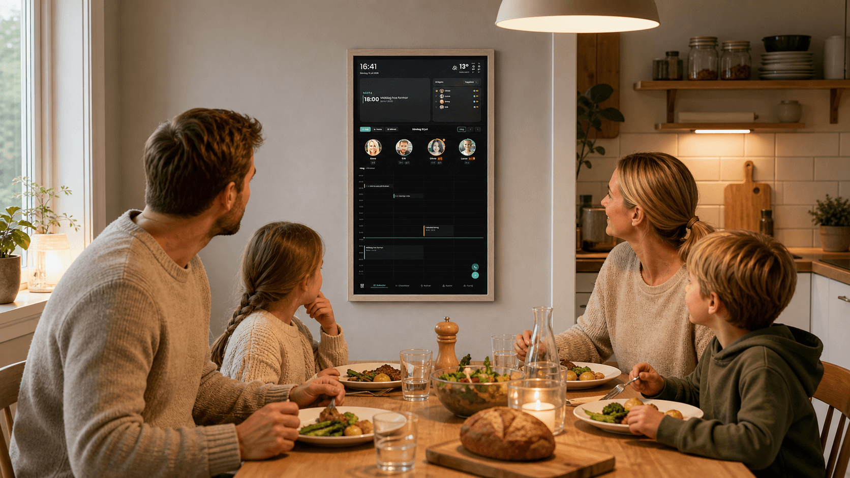 Familj samlad i köket runt ZEKA digital familjekalender